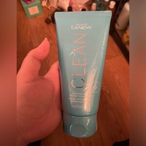 Avon Isa Knox LXNEW Clean Nourishing Cream Cleanser - Light Blue